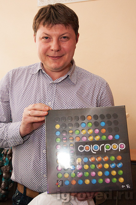 Вручение настольной игры Цветарики победителю лотереи на Большой Игротеке Игроведа в Теплице 30 марта 2014
