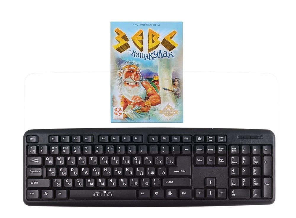 Коробка настольной игры Зевс на каникулах в сравнении с клавиатурой