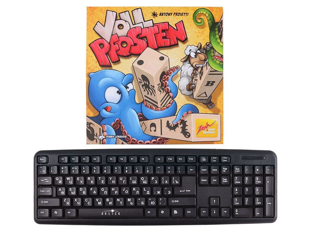 Коробка настольной игры Закрутень (Vollpfosten) в сравнении с клавиатурой