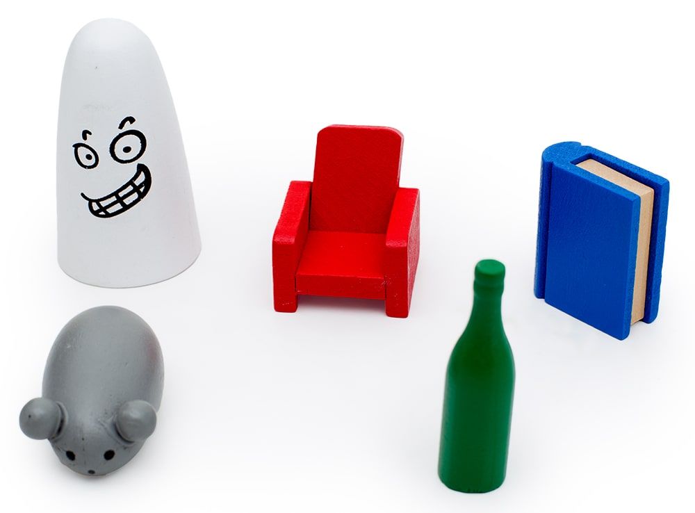 Фигурки из игры Барабашка: красное кресло, синяя книга, зелёная бутылка, серая мышка и белое привидение.