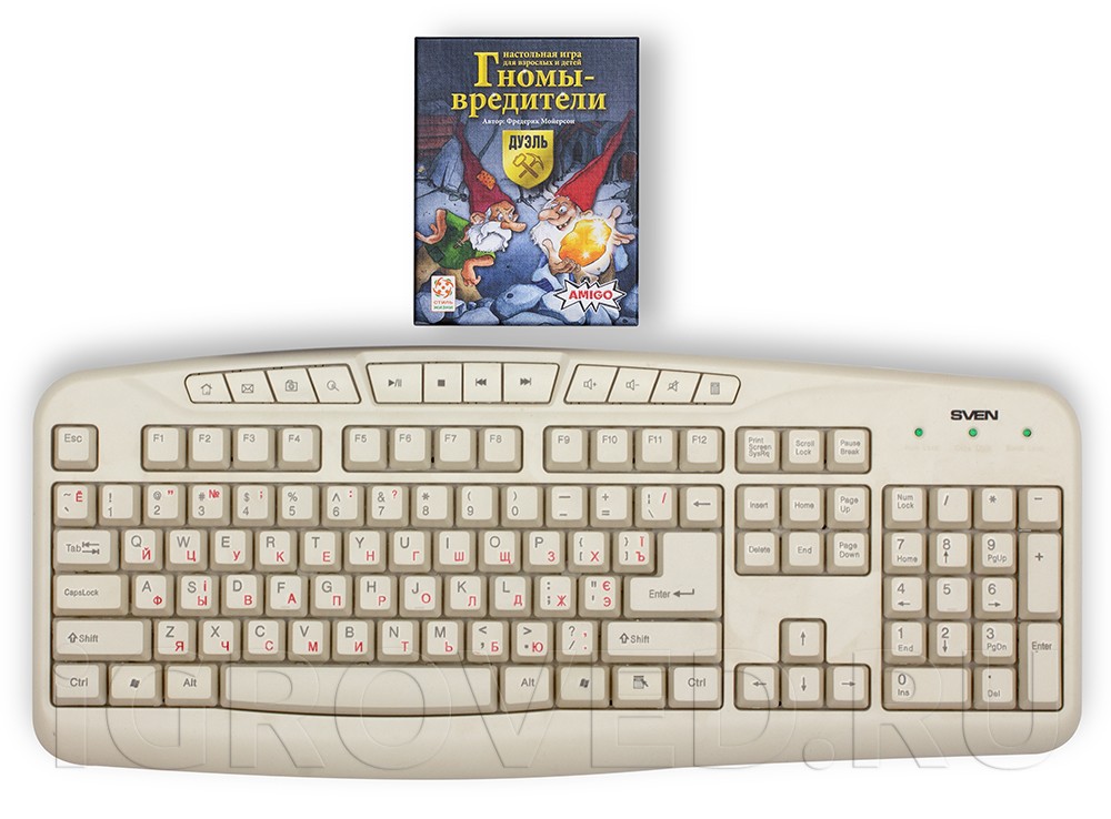 Коробка настольной игры Гномы-вредители: Дуэль в сравнении с клавиатурой