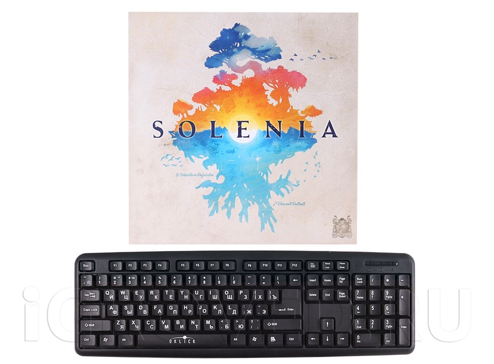 Коробка настольной игры Солания (Solenia) в сравнении с клавиатурой