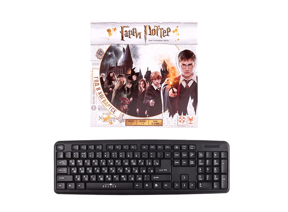 Коробка настольной игры Гарри Поттер. Год в Хогвартсе в сравнении с клавиатурой