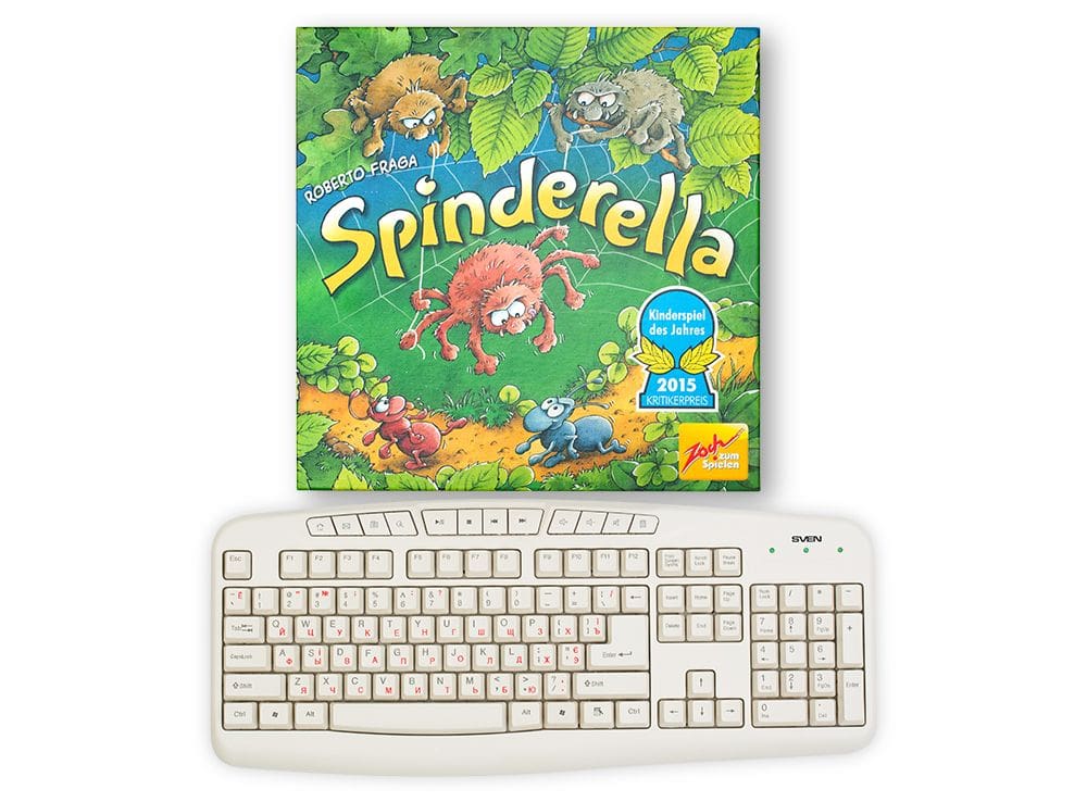 Коробка настольной игры Спиндерелла (Spinderella) с равнении с клавиатурой