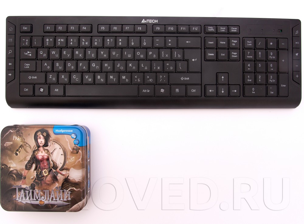 Коробка настольной игры Таймлайн Изобретения  в сравнении с клавиатурой