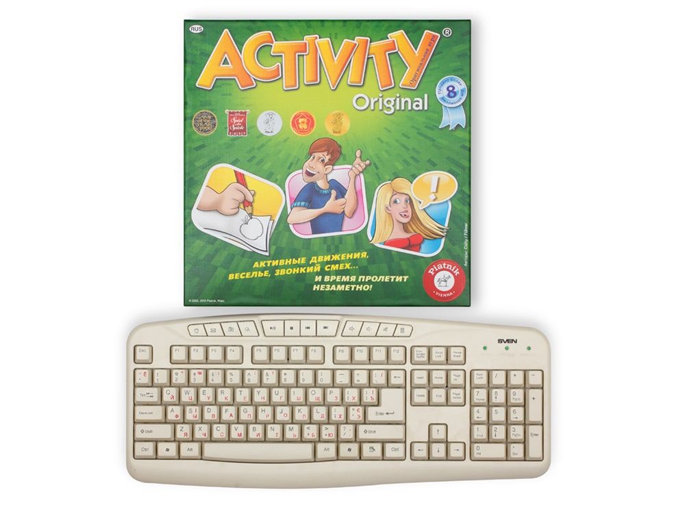 Коробка настольной игры Активити в стравнении с клавиатурой