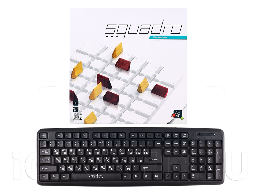 Коробка настольной игры Сквадро (Squadro) в сравнении с клавиатурой