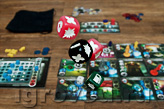 С помощью кубиков игроки исследуют локации, а также нападают на врагов