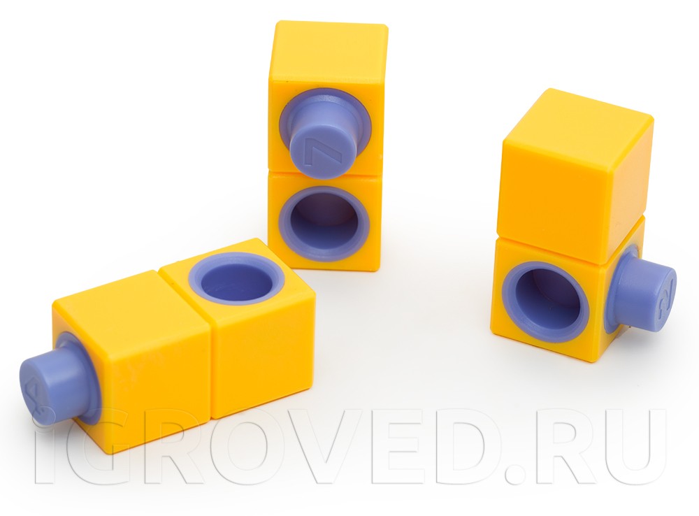 Блоки из настольной игры-головоломки Интерлок